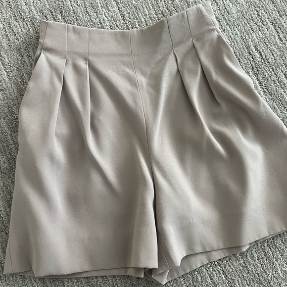 High rise pleated shorts Aritzia - Picture 5 of 6